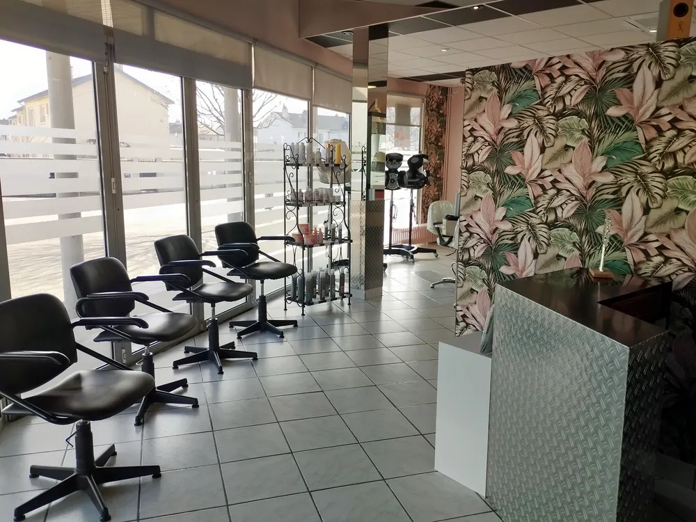 Les fauteuils d'attente face aux vitrines, le comptoir d'accueil