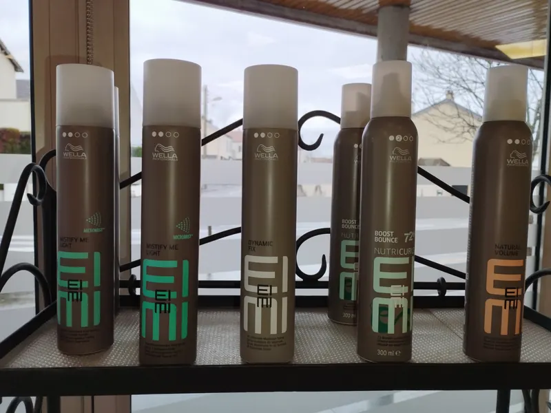 Les sprays coiffants Wella EIMI sur l'étagère du salon